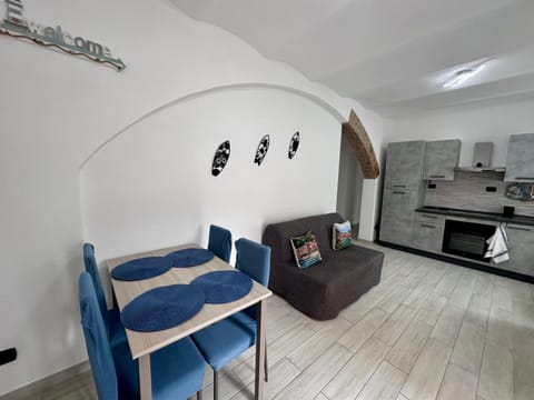 Kitchen or kitchenette, Living room, Seating area, Dining area, oven, pet friendly, stove