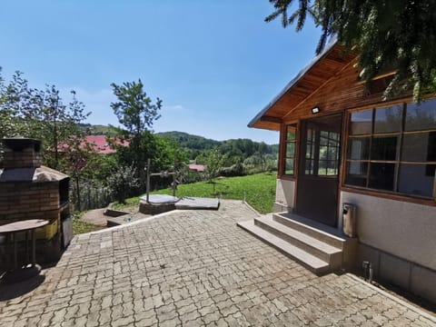 Property building, Patio, Spring, Day, Natural landscape, BBQ facilities, Garden, View (from property/room), Garden view, Mountain view