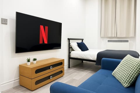 Communal lounge/ TV room, TV and multimedia, Living room, Photo of the whole room, Seating area, Evening entertainment