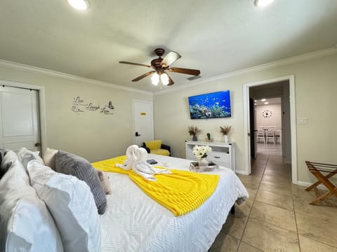 Bed, Bathroom, Photo of the whole room, Bedroom