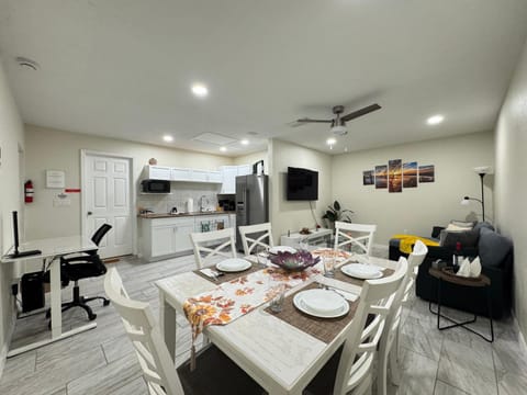 TV and multimedia, Seating area, Dining area, kitchen