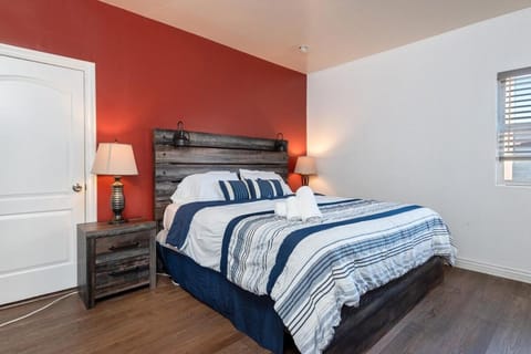 Spacious 2BR Apartment with Full Kitchen & Dining In Beverly Hills Apartment in Beverly Hills