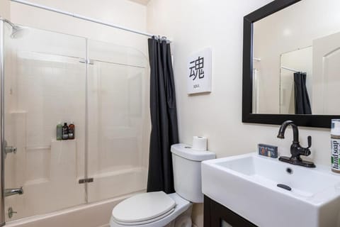 Spacious 2BR Apartment with Full Kitchen & Dining In Beverly Hills Apartment in Beverly Hills