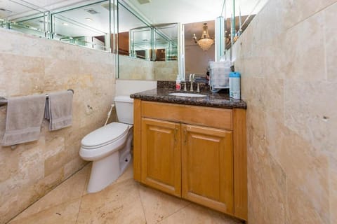 Spacious 2BR with Kitchenette and Dining in Beverly Hills Apartment in Beverly Hills