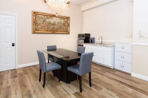 Spacious 2BR with Kitchenette and Dining in Beverly Hills Apartment in Beverly Hills