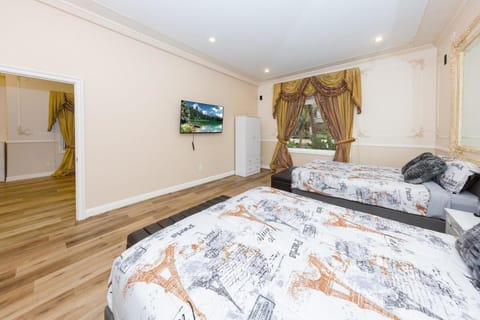 Spacious 2BR with Kitchenette and Dining in Beverly Hills Apartment in Beverly Hills