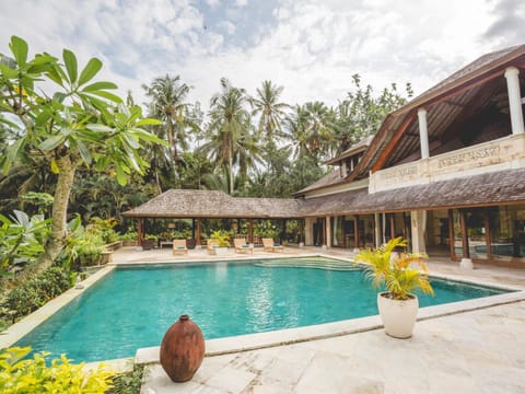 Property building, Lounge or bar, Dining area, Swimming pool