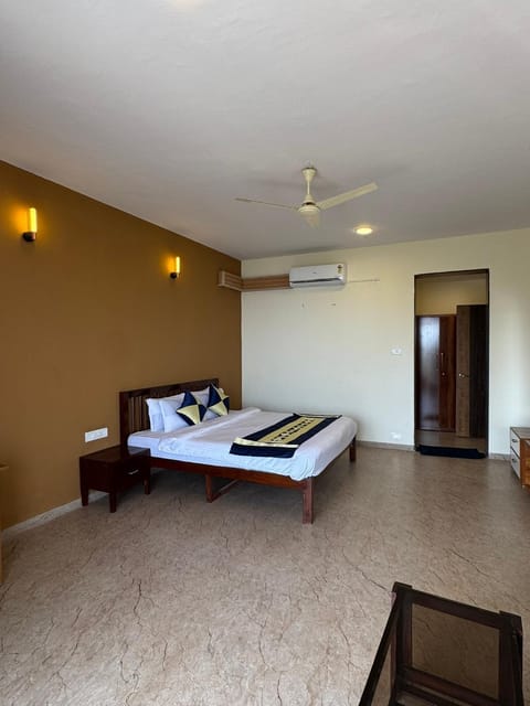 Bed, Photo of the whole room, Bedroom, towels, air conditioner