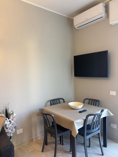 Communal lounge/ TV room, TV and multimedia, Living room, Seating area, Dining area, Evening entertainment, air conditioner