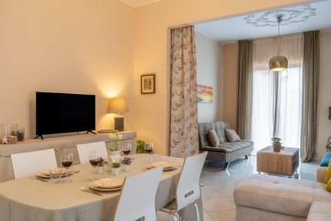 TV and multimedia, Living room, Seating area, Dining area