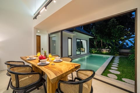 Patio, Garden, Dining area, Garden view, Pool view, Swimming pool, sunbed