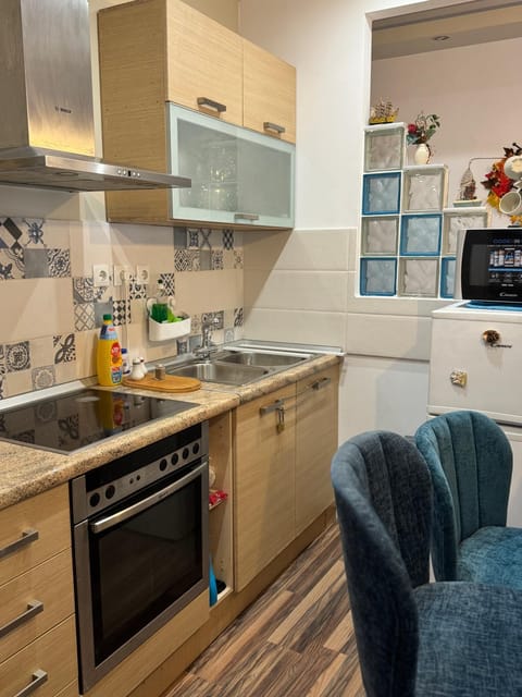 Kitchen or kitchenette, oven, stove