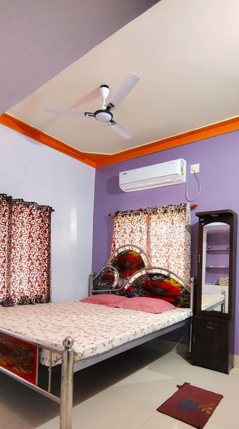 Bed, Photo of the whole room, Bedroom, bunk bed, air conditioner