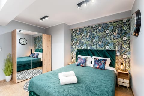 Bed, Photo of the whole room, Bedroom, towels, wardrobe, air conditioner