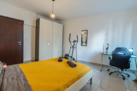 Bed, Fitness centre/facilities, Bedroom, towels
