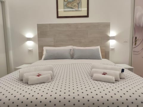Bed, towels