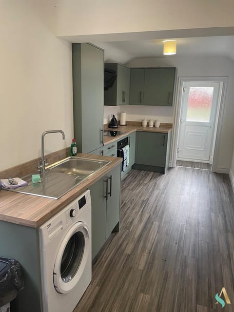 Kitchen or kitchenette, dishwasher, washing machine
