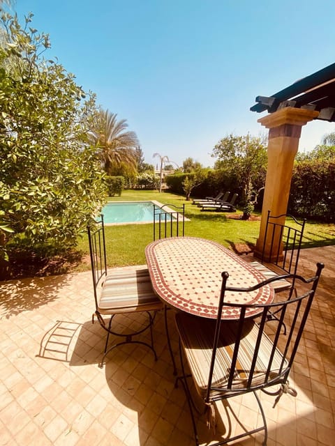 Patio, Spring, Day, Natural landscape, Garden, Dining area, Garden view, Pool view, Swimming pool, sunbed