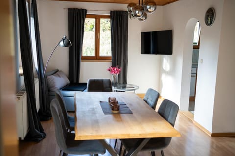 Communal lounge/ TV room, TV and multimedia, Living room, Seating area, Dining area, Evening entertainment