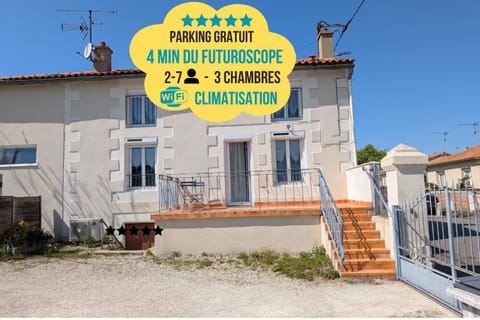 Property building, Facade/entrance, Day, Quiet street view, Inner courtyard view, Parking, air conditioner