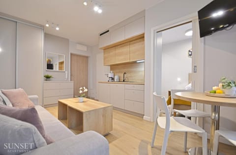 TV and multimedia, Coffee/tea facilities, Kitchen or kitchenette, Living room, Seating area, Dining area, oven