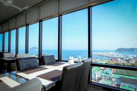 Restaurant/places to eat, Lounge or bar, Sea view