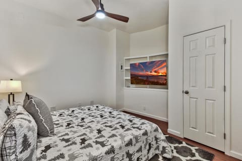 Bed, TV and multimedia, Photo of the whole room, Bedroom