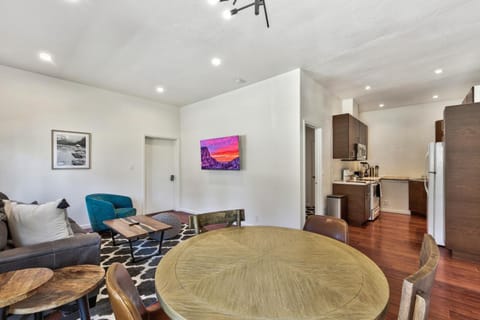 Kitchen or kitchenette, Living room, Seating area, minibar