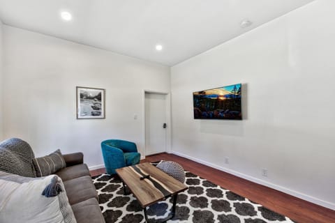 Bed, TV and multimedia, Living room, Photo of the whole room, Seating area, Bedroom