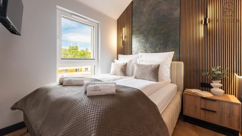 Bed, TV and multimedia, Photo of the whole room, towels