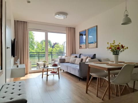 Bed, TV and multimedia, Living room, Photo of the whole room, Seating area, Dining area