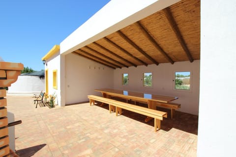 Patio, Restaurant/places to eat, BBQ facilities, Garden, Balcony/Terrace, Meals, Lunch, Dinner, Alcoholic drinks, Non alcoholic drinks