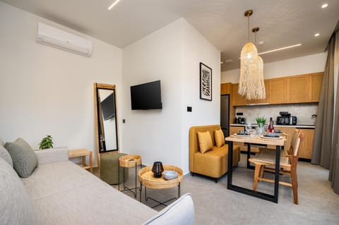 TV and multimedia, Kitchen or kitchenette, Living room, Seating area, Dining area, air conditioner