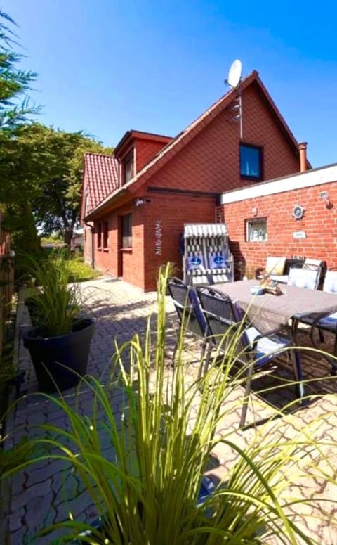 Property building, Day, Garden, Garden view, sunbed