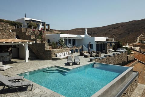 Property building, Patio, Day, Natural landscape, Mountain view, Pool view, Swimming pool, sunbed
