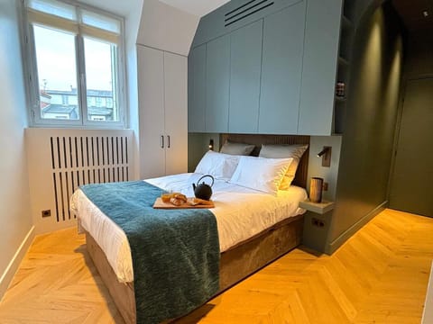Bed, Photo of the whole room, Bedroom, towels, wardrobe