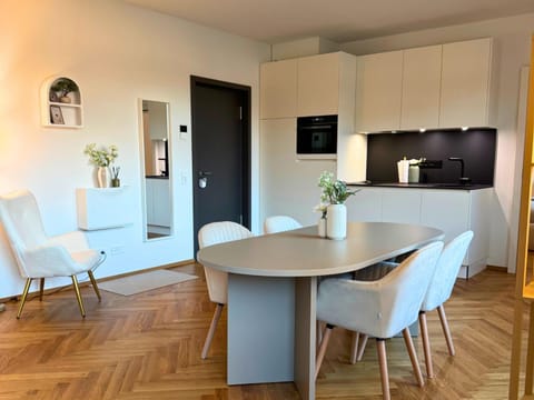 TV and multimedia, Kitchen or kitchenette, Living room, Seating area, Dining area