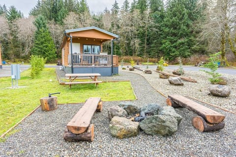 Rainforest Tiny Home Retreat Woodsy Apartment in Forks