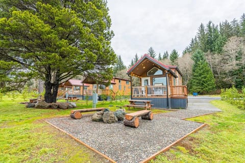 Rainforest Tiny Home Retreat Rustic Modern Apartment in Forks