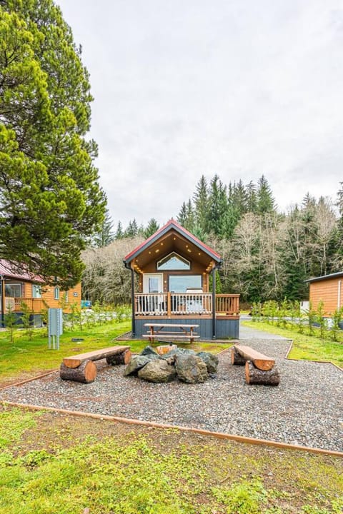 Rainforest Tiny Home Retreat Rustic Modern Apartment in Forks