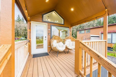 Rainforest Tiny Home Retreat BOHO Apartment in Forks