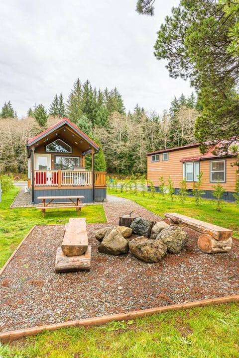 Rainforest Tiny Home Retreat Retro Apartment in Forks