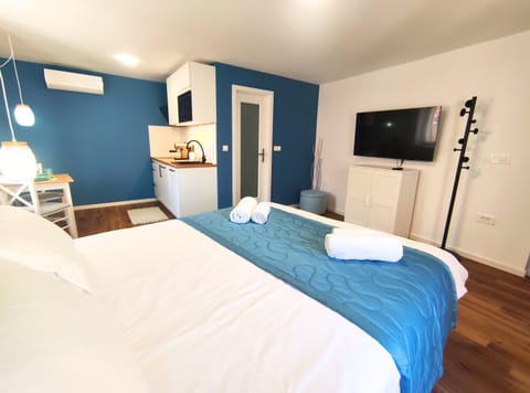 Bed, TV and multimedia, Kitchen or kitchenette, Bedroom