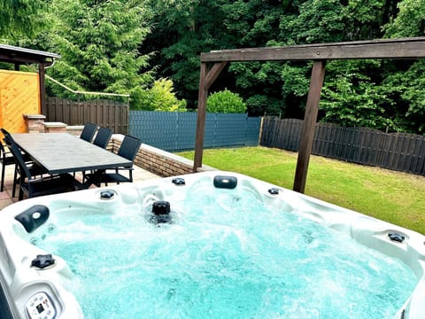 Patio, Day, Natural landscape, Garden, Hot Tub, Hot Tub, Garden view, Pool view, Swimming pool