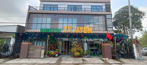 Property building, Facade/entrance, Day