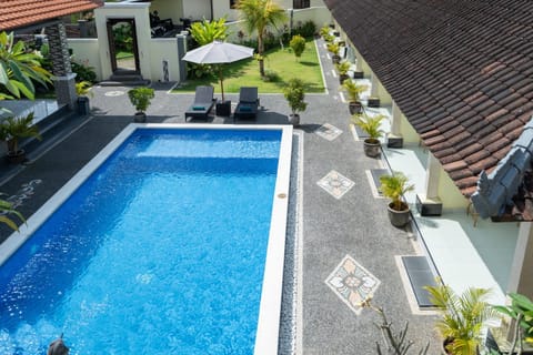 Property building, Garden, Garden view, Pool view, Swimming pool, sunbed