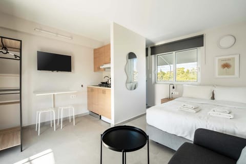 Bright Studio Haven with Scenic View Apartment in Vouliagmeni