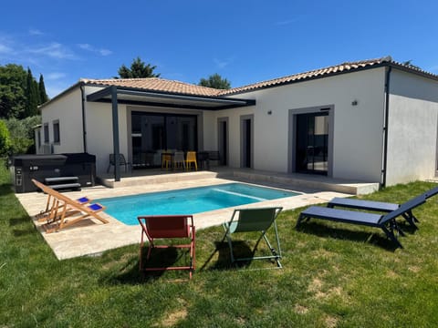 Villa moderne tout confort-Jacuzzi-Piscine Villa in Uzes
