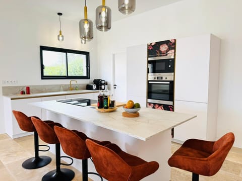 Villa moderne tout confort-Jacuzzi-Piscine Villa in Uzes