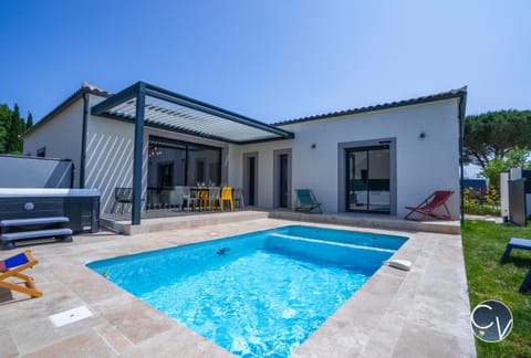 Villa moderne tout confort-Jacuzzi-Piscine Villa in Uzes